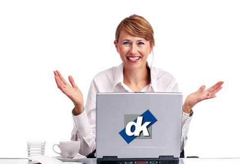 Lächelnde Frau am Laptop mit dk-Logo